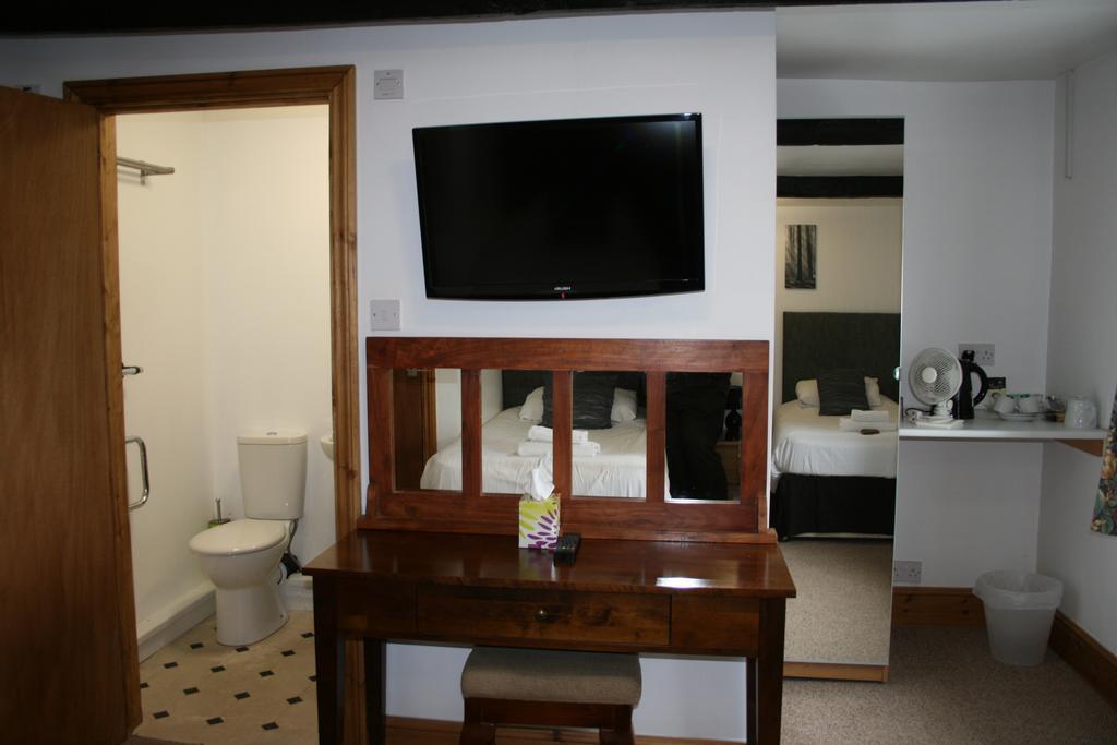 The Leaking Well Bed and Breakfast Dunhampton Εξωτερικό φωτογραφία